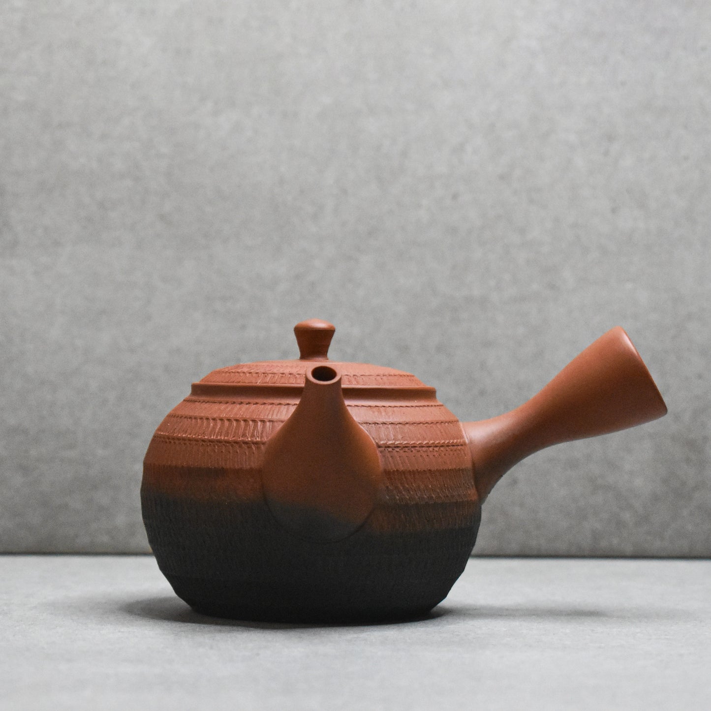 Tokoname: Akai Tobikanna Kyusu by Hirotaka Umehara