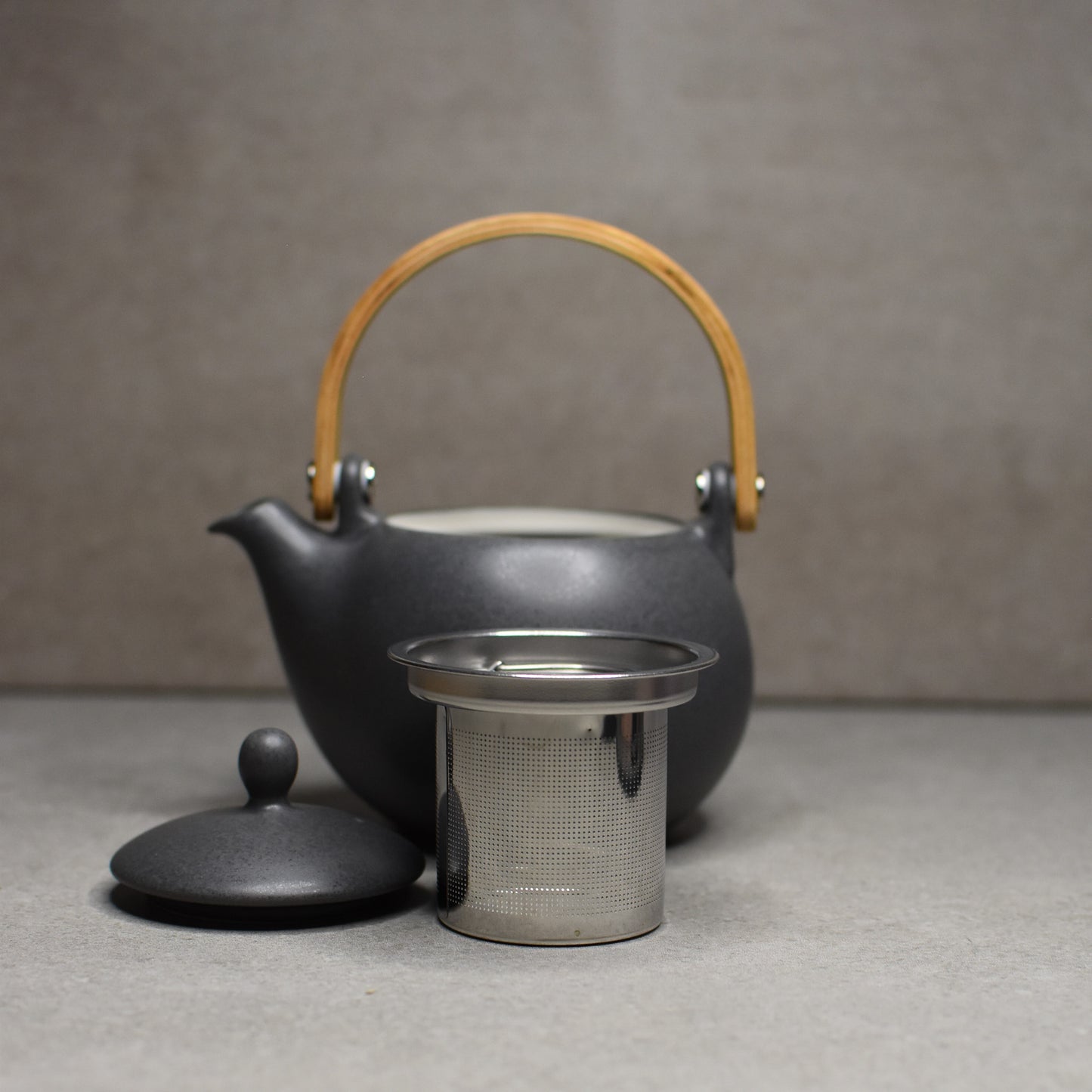 Saliu: Porcelain Yui Sumi Ink Dobin 330ml