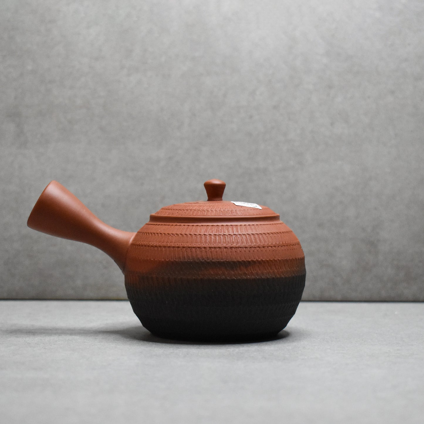 Tokoname: Akai Tobikanna Kyusu by Hirotaka Umehara