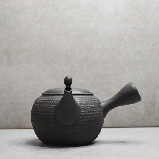 Tokoname: Kuro Dorai Kyusu by Hirotaka Umehara
